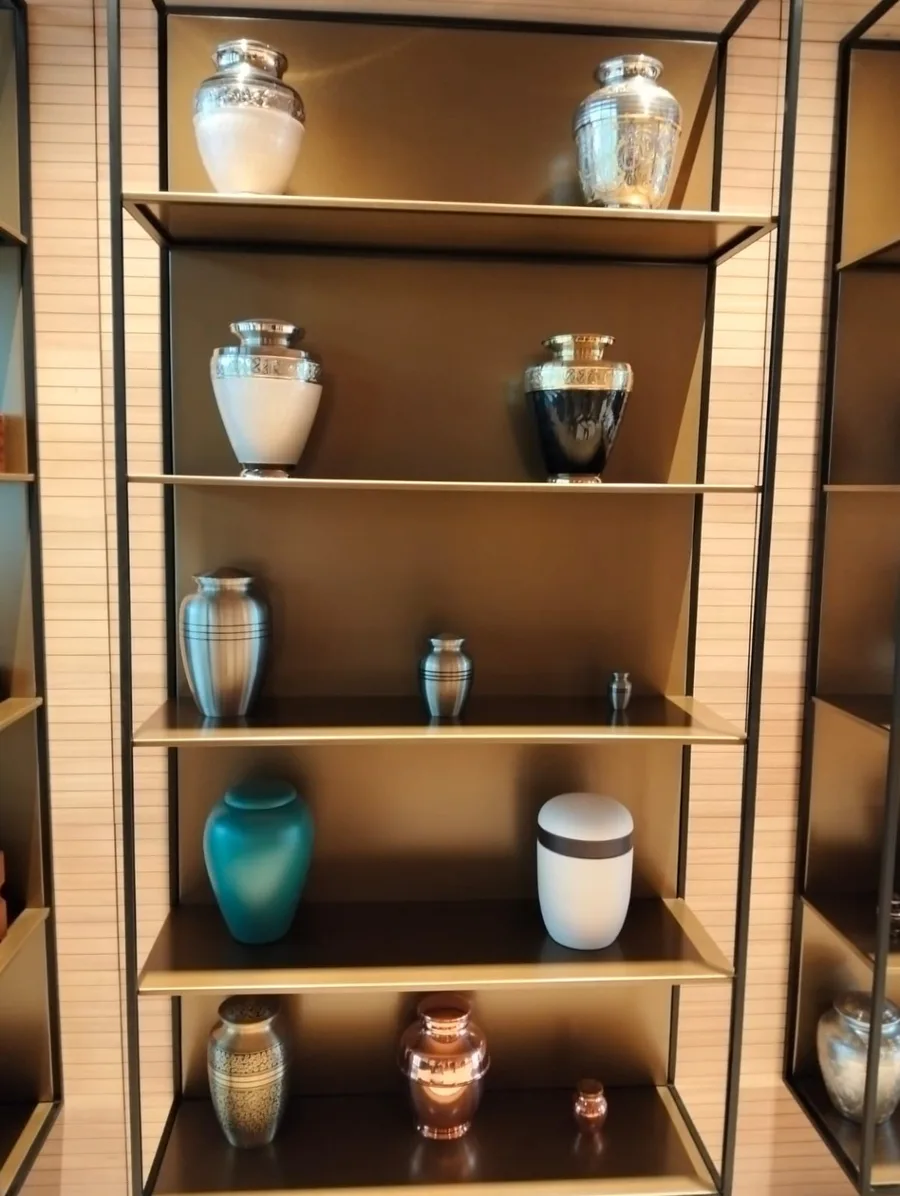 Exhibición de ánforas para cenizas en Parque del Recuerdo