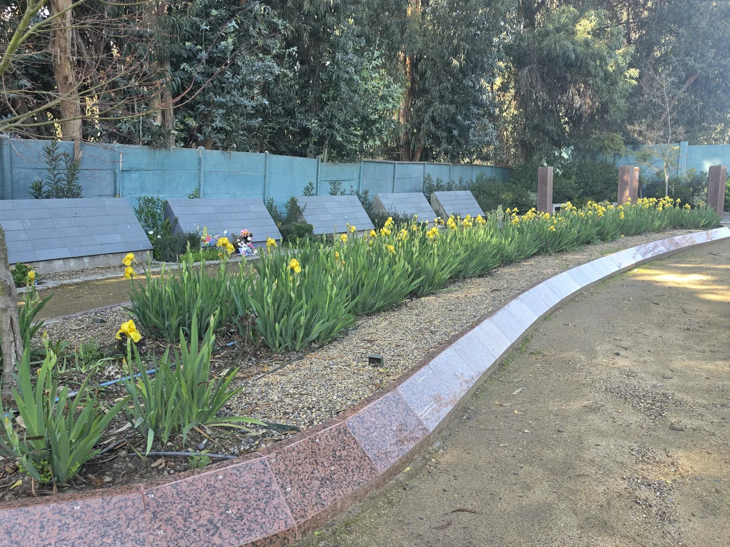 Jardín con flores y memoriales en Parque del Recuerdo Padre Hurtado