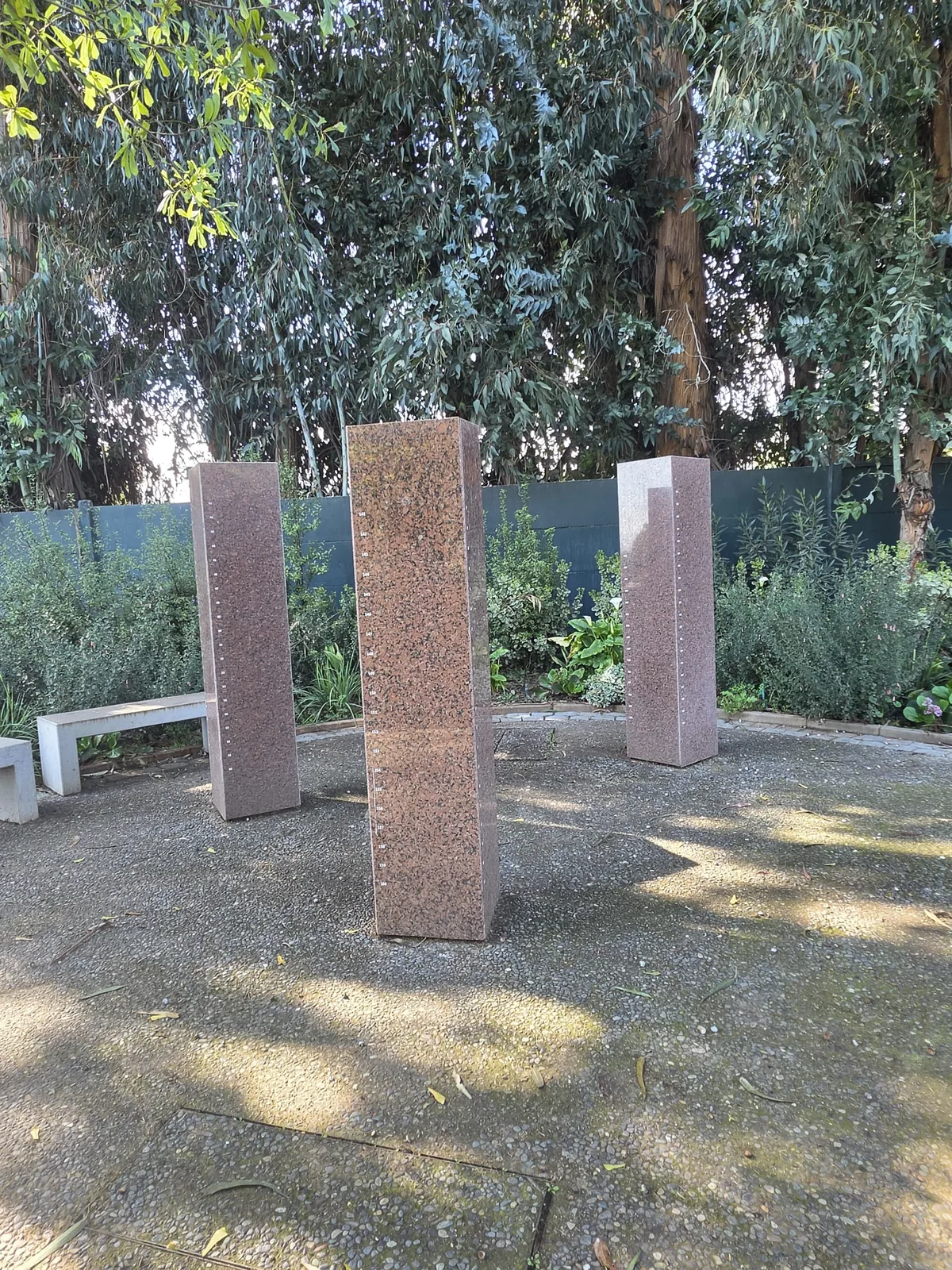 Memoriales verticales en un sector de descanso de cenizas de Parque Padre Hurtado