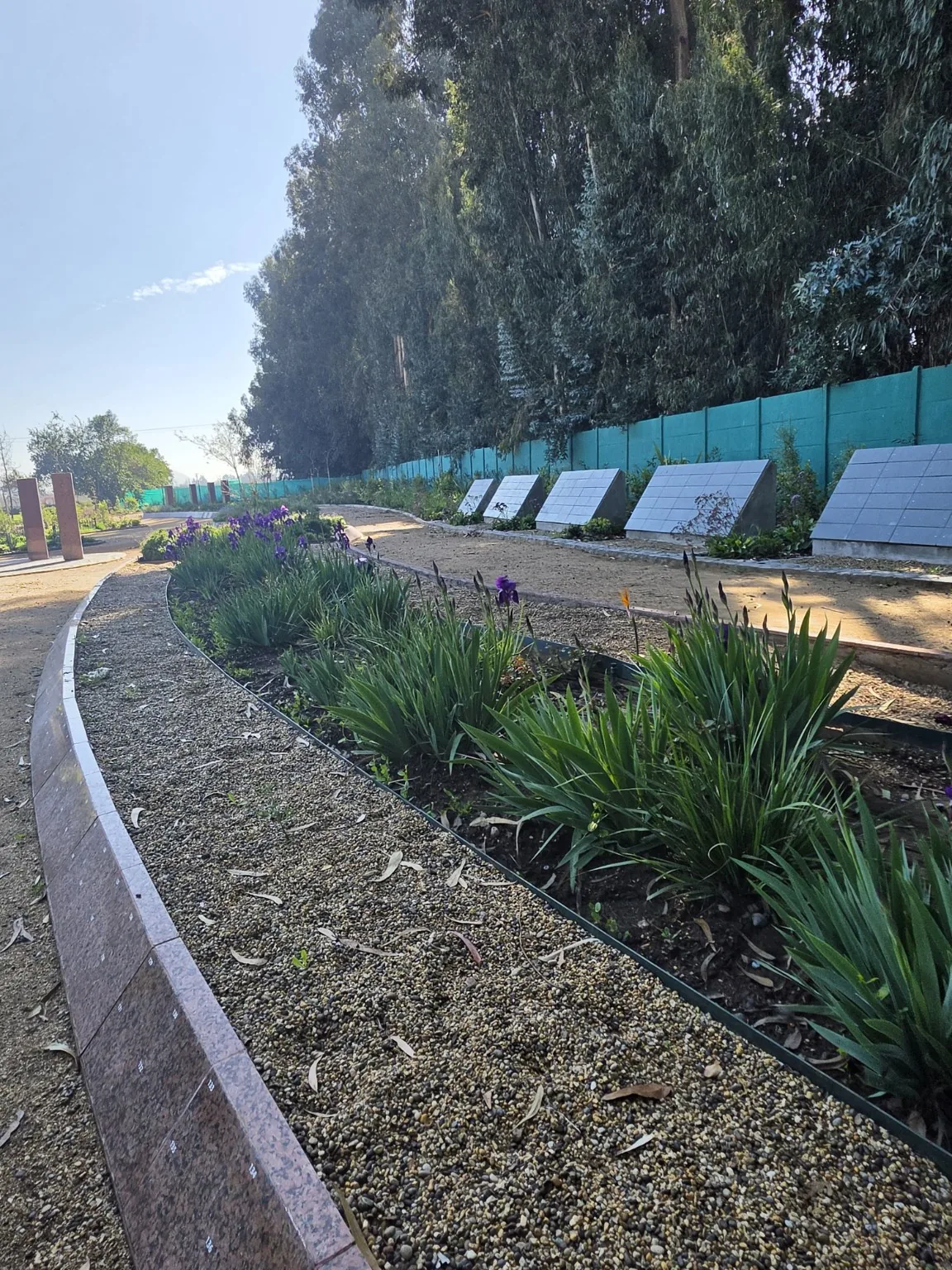Sector de memoriales y jardín para descanso de cenizas en Parque Padre Hurtado