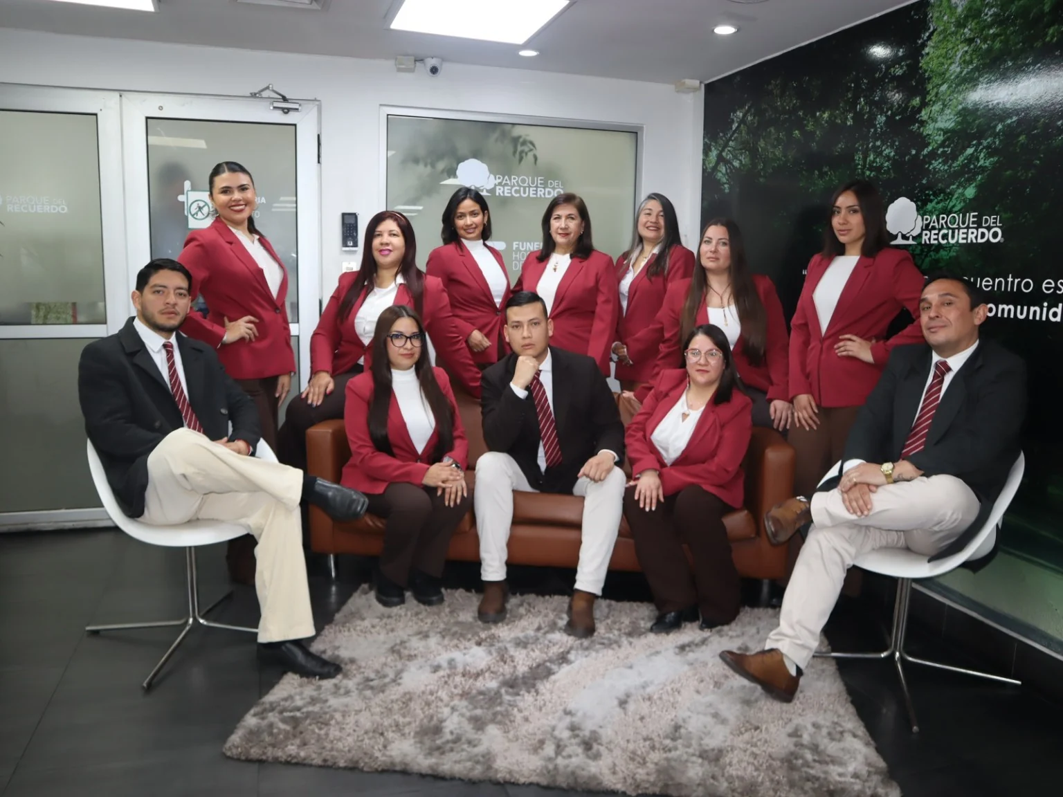 Equipo comercial de Parque del Recuerdo junto a Iris Sánchez