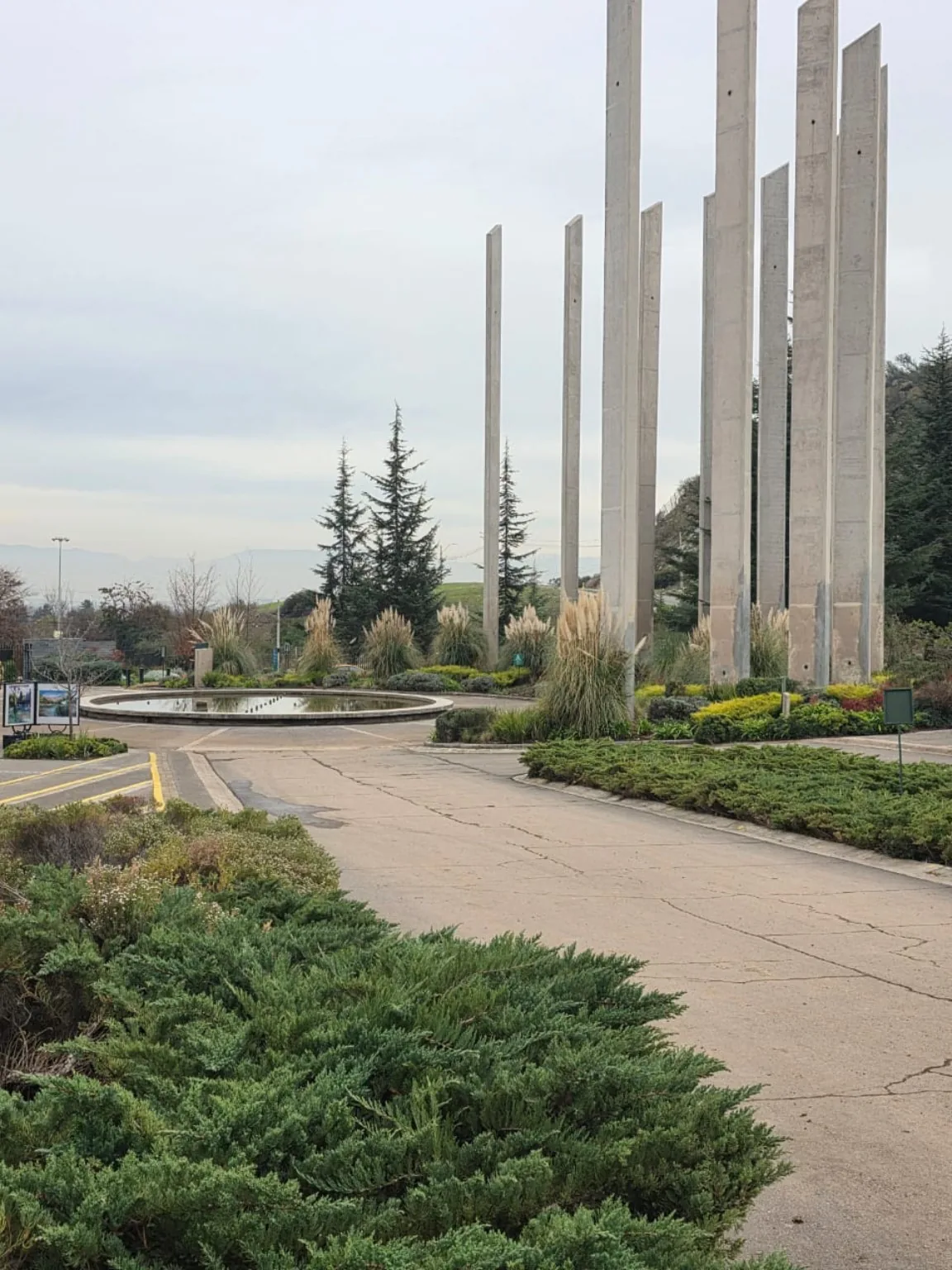 Acceso y pilares de Parque del Recuerdo Cordillera en Puente Alto