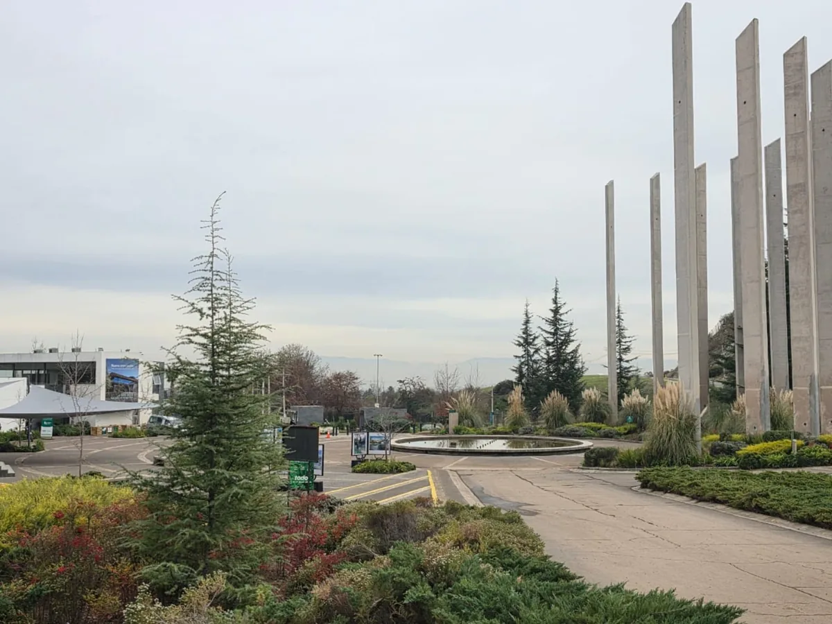 Pilares, fuente y acceso de Parque del Recuerdo Cordillera en Puente Alto