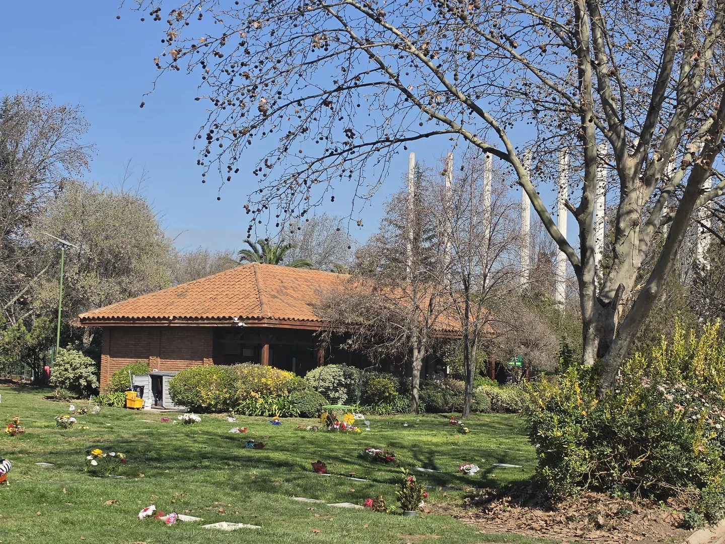 Pradera y edificio de Parque del Recuerdo Padre Hurtado en Malloco