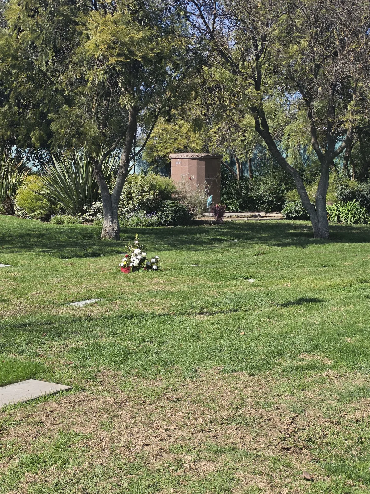 Pradera y entorno natural de sepulturas en Parque del Recuerdo Padre Hurtado