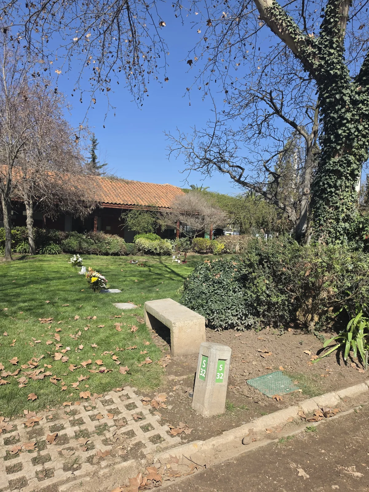 Área verde y sector señalizado en Parque del Recuerdo Padre Hurtado