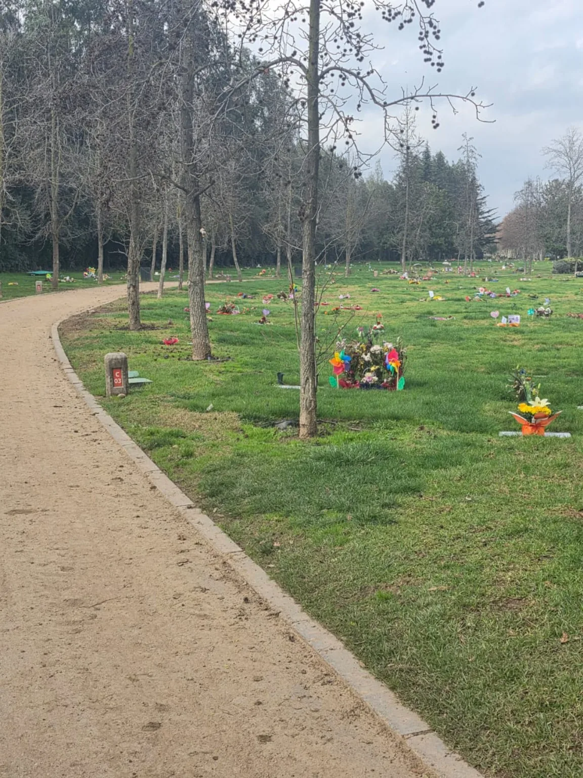 Sendero junto a sepulturas en áreas verdes de Parque del Recuerdo